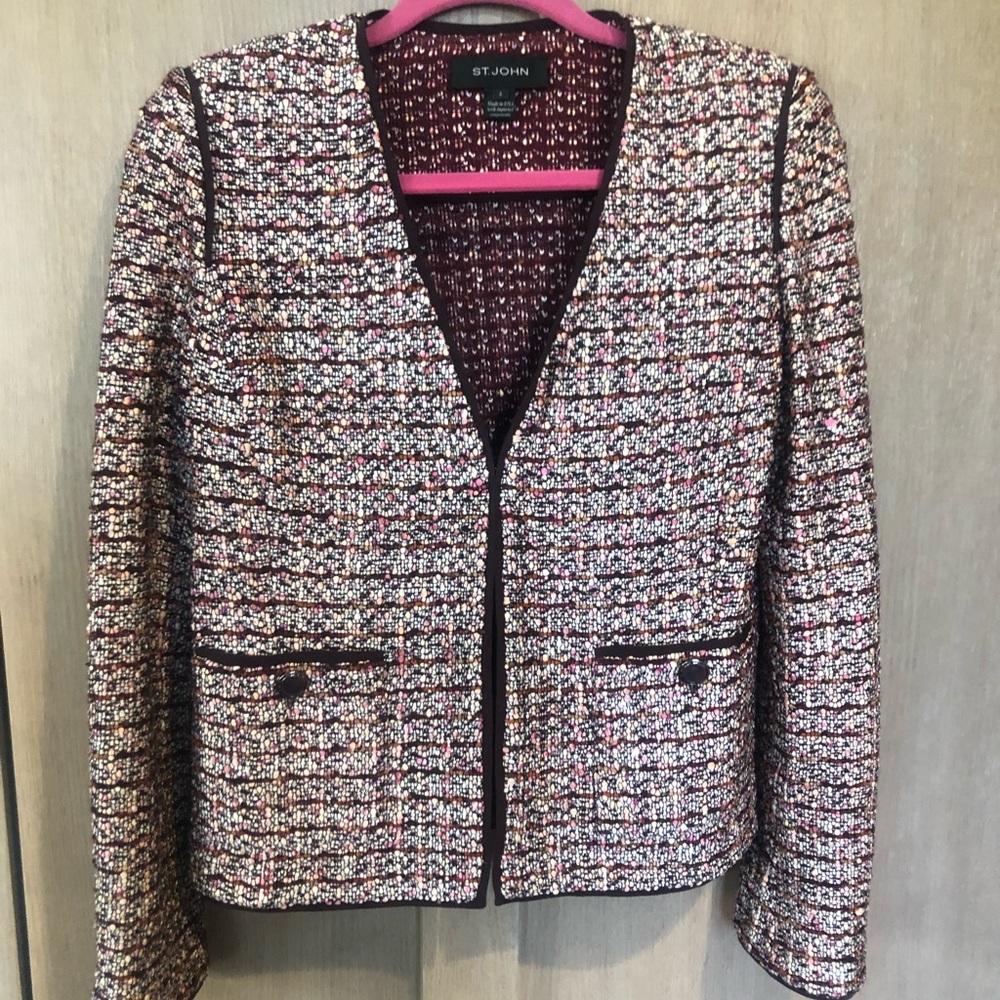 Beautiful St. John Tweed Blazer in a luxurious plum, raspberry. Women’s 8 eight